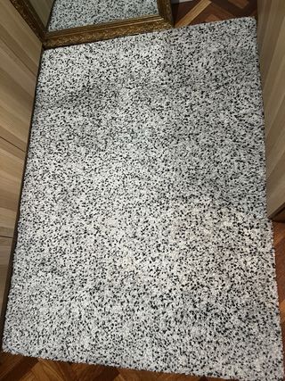 Alfombra pelo largo beige con puntos