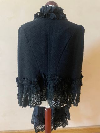 Capa antigua de señora con encaje