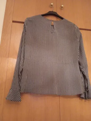 Blusa de rayas blancas y negras