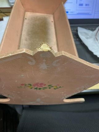 Vecchia culla a dondolo con carillon