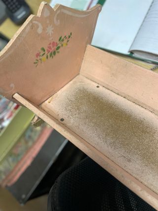 Vecchia culla a dondolo con carillon