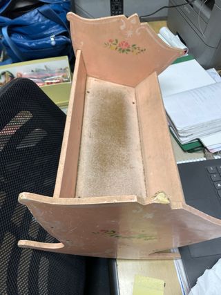 Vecchia culla a dondolo con carillon