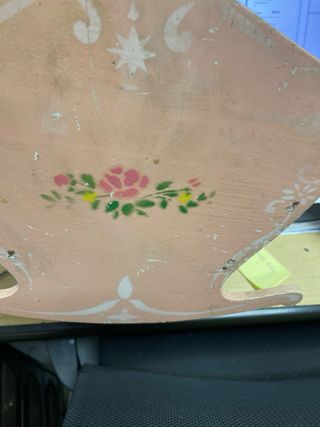 Vecchia culla a dondolo con carillon