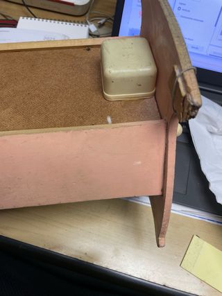 Vecchia culla a dondolo con carillon