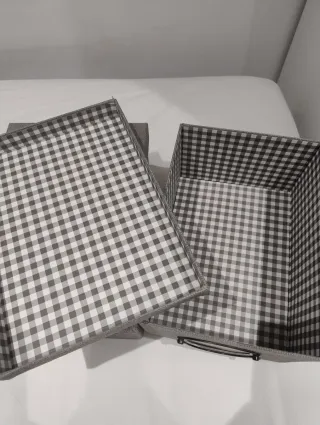 Caja gris con tapa para almacenaje