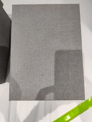 Caja gris con tapa para almacenaje