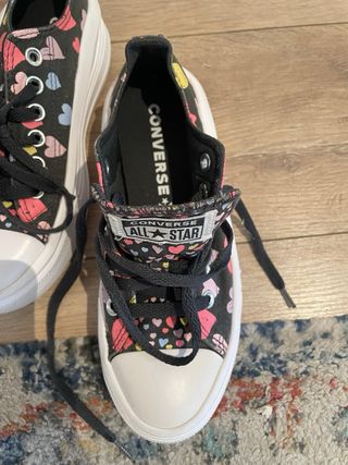 Converse plataforma estampado corazones