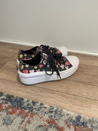 Converse plataforma estampado corazones