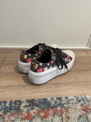 Converse plataforma estampado corazones