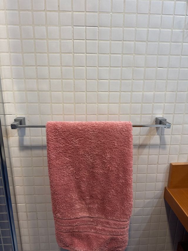 Toallero y portarrollos de metal