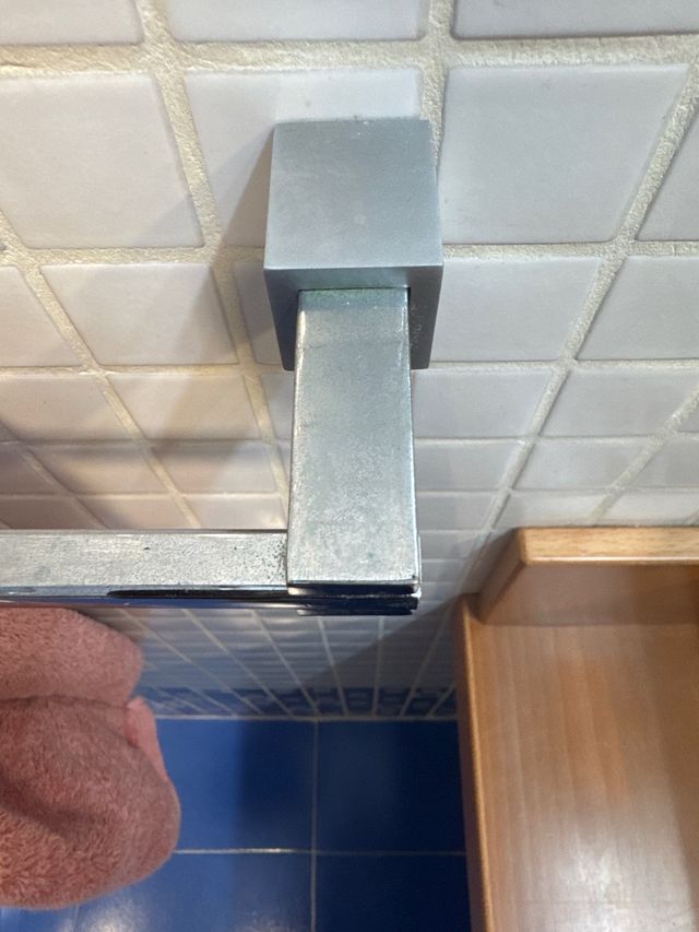 Toallero y portarrollos de metal