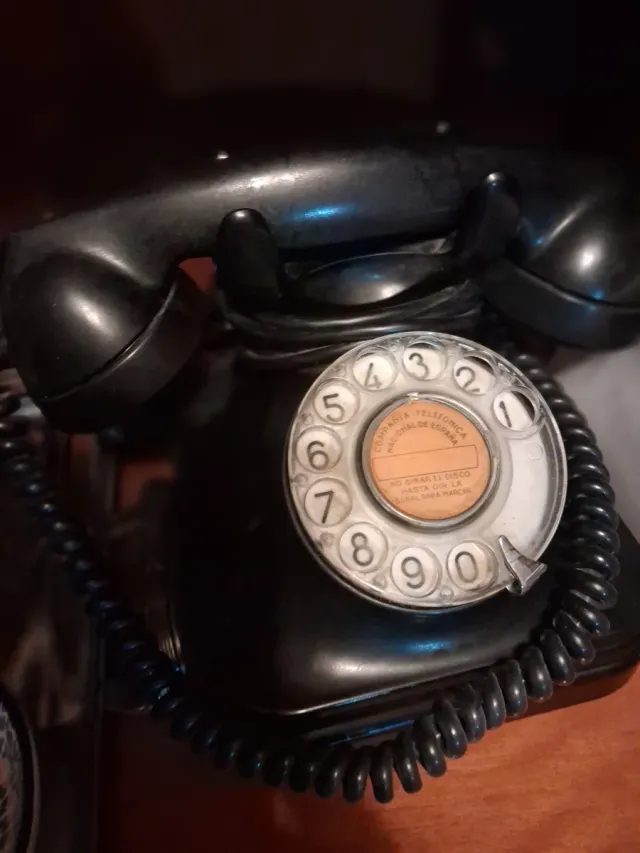 Teléfono negro baquelita antiguo