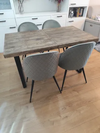 Mesa de comedor extensible, madera y patas metal.