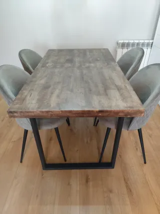 Mesa de comedor extensible, madera y patas metal.