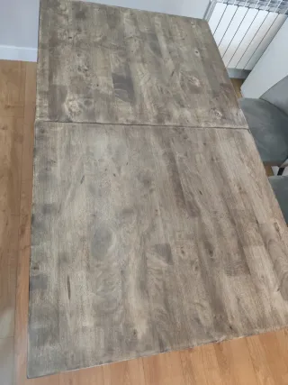 Mesa de comedor extensible, madera y patas metal.