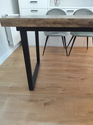 Mesa de comedor extensible, madera y patas metal.