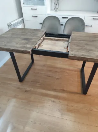 Mesa de comedor extensible, madera y patas metal.