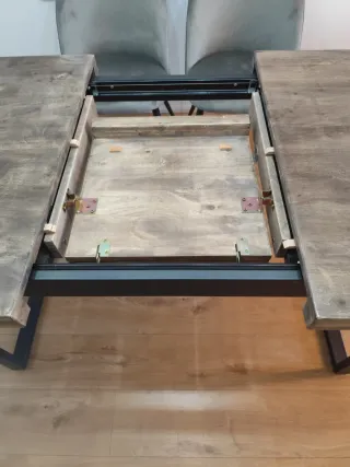 Mesa de comedor extensible, madera y patas metal.