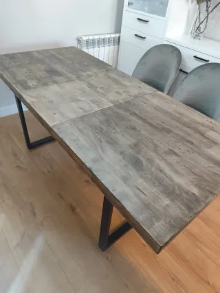 Mesa de comedor extensible, madera y patas metal.