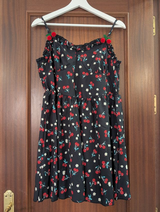 Vestido negro con estampado de cerezas
