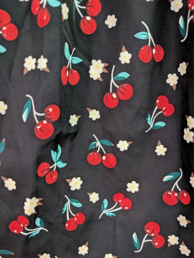 Vestido negro con estampado de cerezas