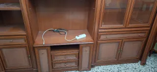 Librería modular clásica de madera y cristal.