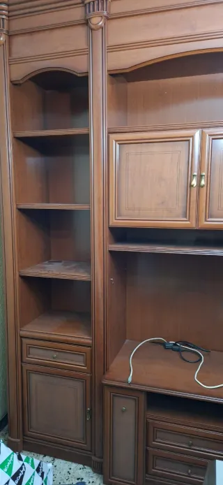 Librería modular clásica de madera y cristal.