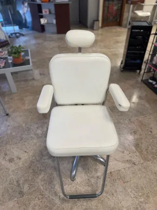Sillón de estética blanco