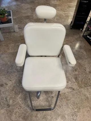 Sillón de estética blanco