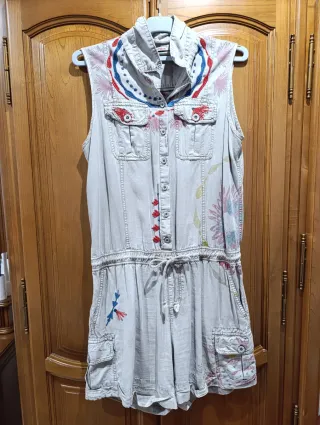 Mono corto caqui con bordados