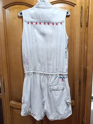 Mono corto caqui con bordados