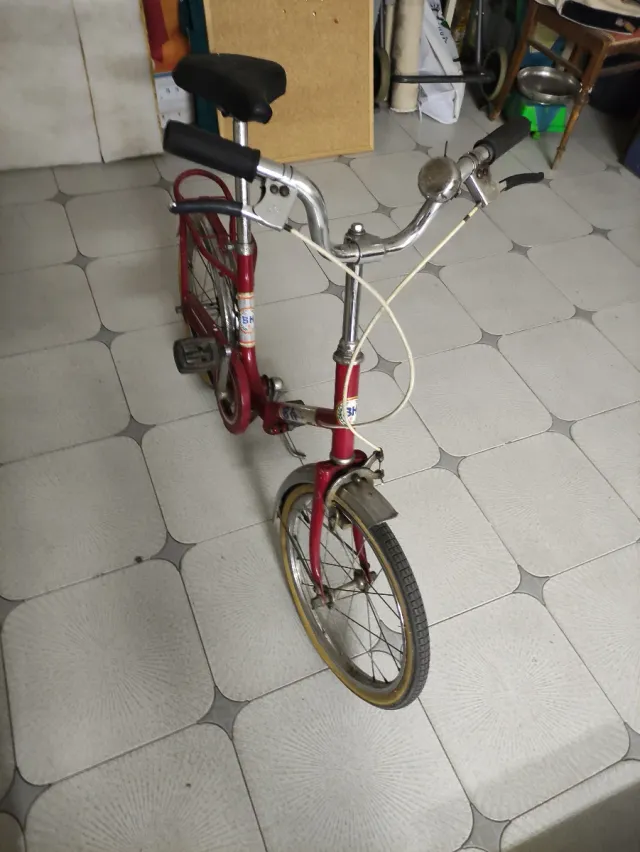 Bicicleta BH plegable roja