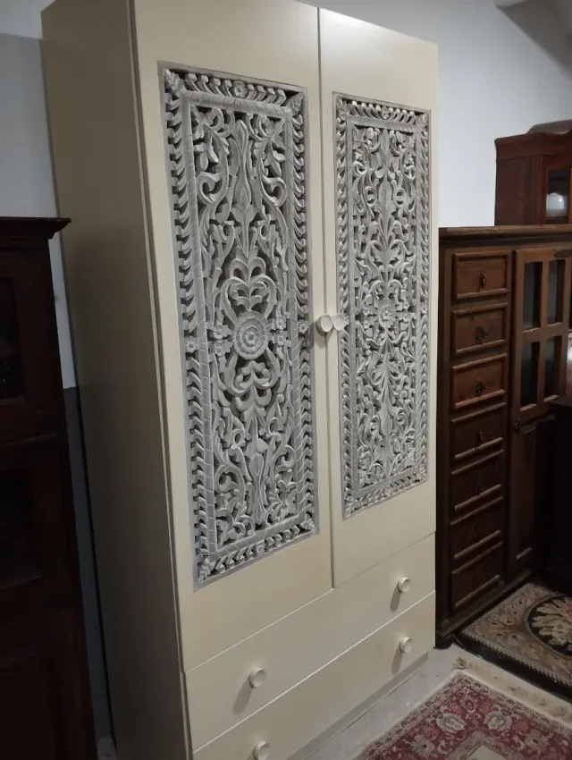 Armario beige puertas talladas 2 cajones