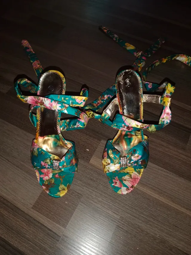 Sandalias de tiras florales