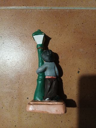 Figura cerámica hombre con botella y perro.