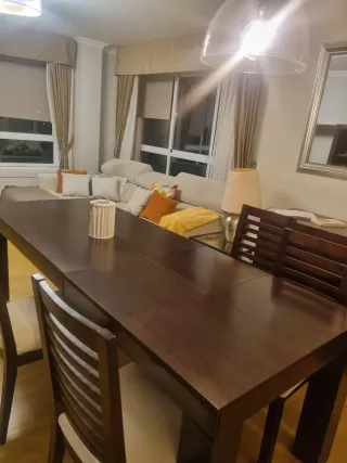 Mesa de comedor de madera maciza y cuatro sillas