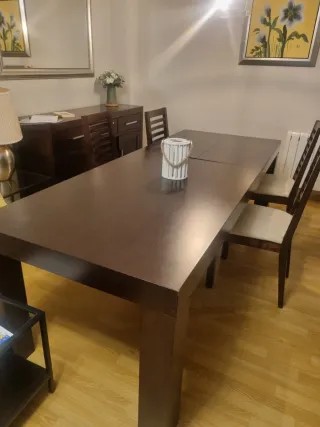Mesa de comedor de madera maciza y cuatro sillas