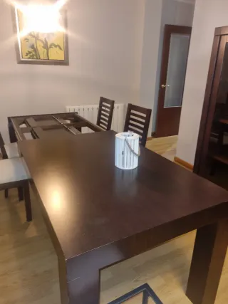 Mesa de comedor de madera maciza y cuatro sillas