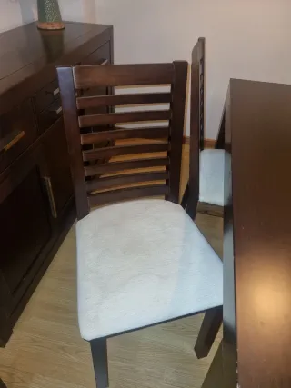 Mesa de comedor de madera maciza y cuatro sillas