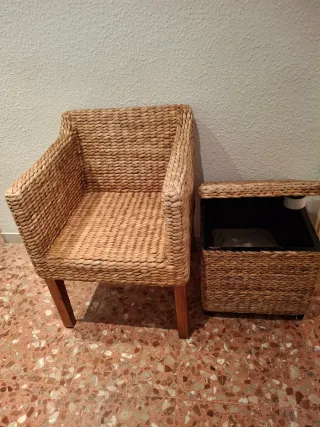 Sillón de mimbre y madera