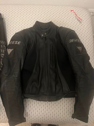 Mono Dainese cuero negro talla 50