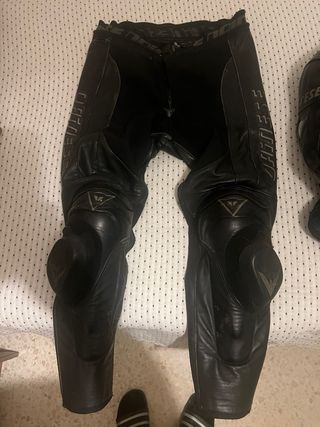Mono Dainese cuero negro talla 50