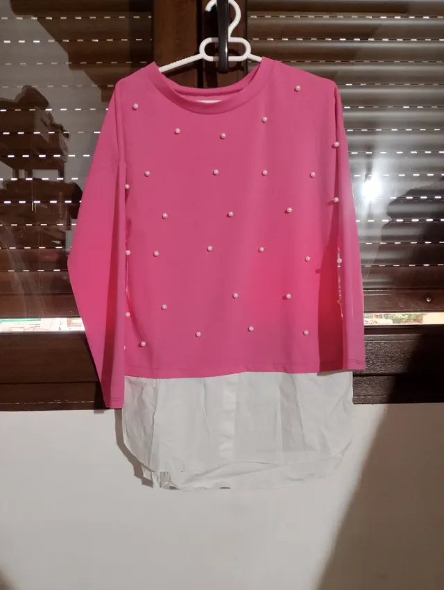Jersey rosa con perlas y camisa blanca de segunda mano por 12 EUR - Main Image