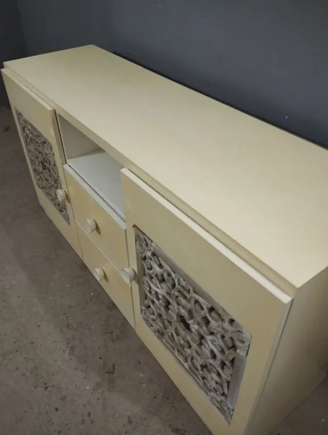 Mueble aparador beige y plata