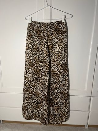 Pantalón Bershka efecto satinado animal print