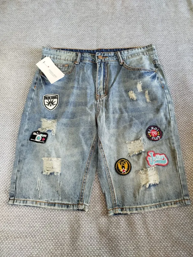 Pantalón corto vaquero con parches