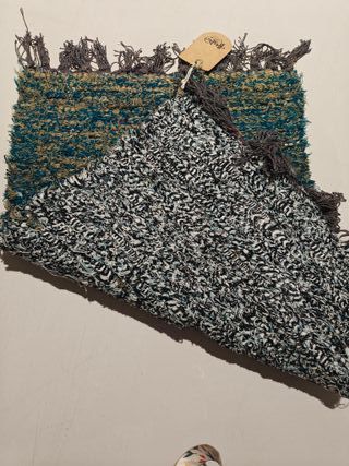 Alfombra de tela bicolor con flecos