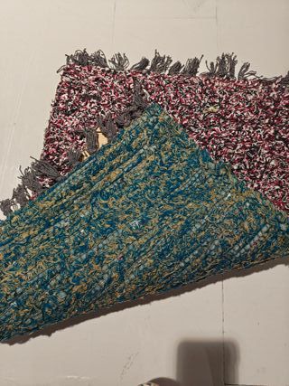 Alfombra de tela bicolor con flecos