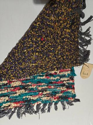 Alfombra de tela bicolor con flecos