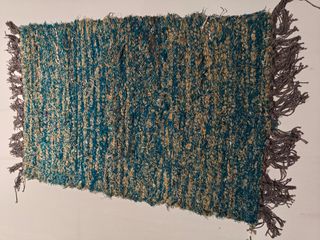 Alfombra de tela bicolor con flecos